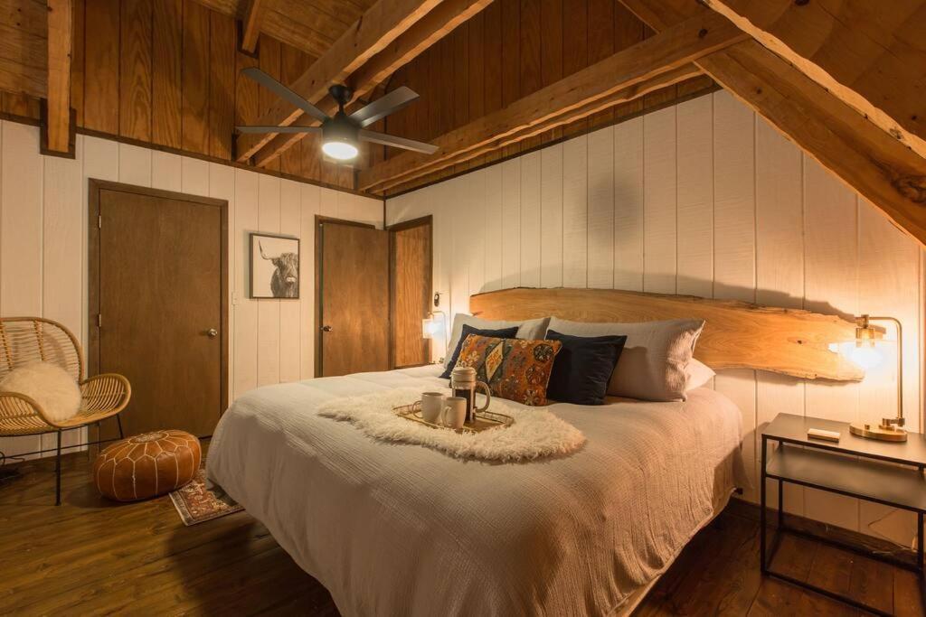 Southern Oak - Newly Remodeled - Close To Attractions Holiday home